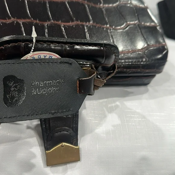 Flying Horse Doctor Elegant Crocodile Pattern Handbag - Picture 13 of 13